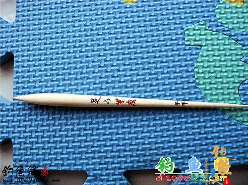 既然是自己做的浮漂，那漂身的字最好还是自己来写，我用的是水性笔，这个很好，上漆时一点都不会掉色