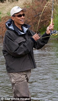 美国总统奥巴马8月14日在蒙大拿州钓鱼的画面