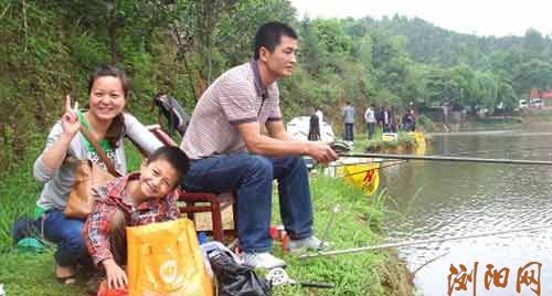 9岁的毛睿康和父亲一起商量，要钓一条大鱼送给陈艳红当“母亲节”礼物。陈艳红说，没收到鱼没关系，他们带给我的快乐，我已经收到了！