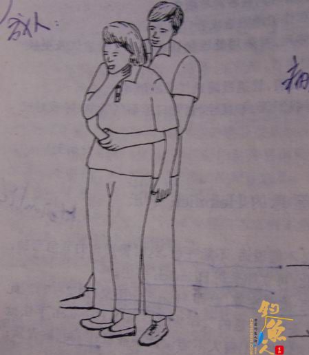 抢救者从病人背后用两臂环绕病人腰部