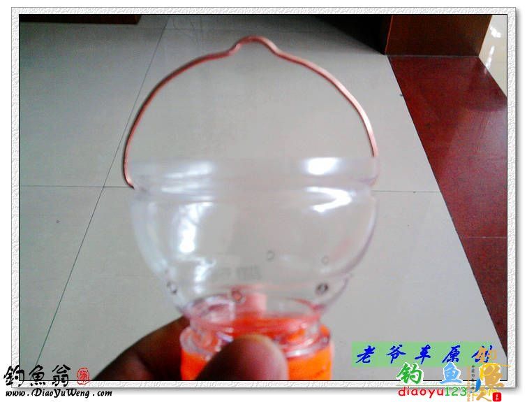 在瓶的切口处装上提杆，用钳子将铜丝和瓶的连接处夹紧一些，这样，打窝器的主体就完成了