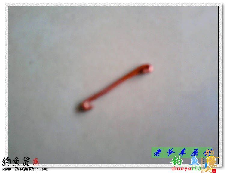 利用空饮料瓶制作传统钓打窝器 　中国钓鱼人网　　再用一节铜丝做成如下形状（长1厘