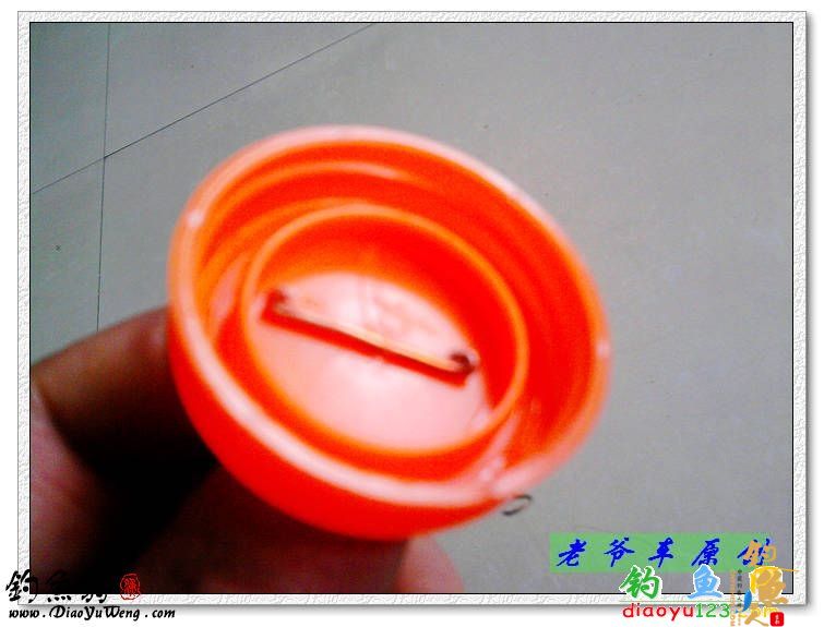 将鱼线栓在短杆的中间，这样，鱼线就不容易滑脱了