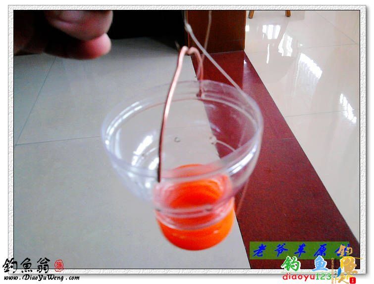 旋上瓶盖，鱼钩钩住打窝器的提杆，调节线的长度，使打窝器拎在手中恰好平