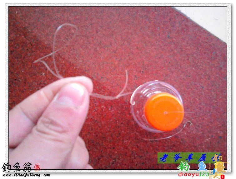 鱼钩上端的线打上连接环，和鱼竿连接之用。可根据自己的需要来打连接环。连接环到鱼钩的长度调整为30-40厘米左右