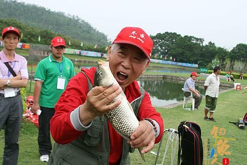老年钓鱼比赛给众多老年朋友带来欢乐。(于红立摄)