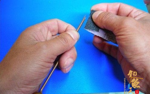 手把手教你自制鱼钩脱钩器 用砂纸磨叉口