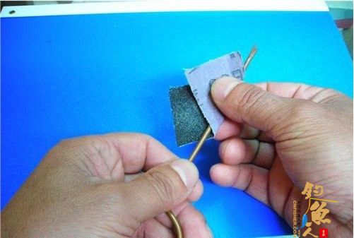 手把手教你自制鱼钩脱钩器 打磨光滑