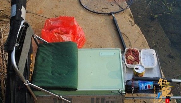 钓友自制(多功能)钓箱 图5