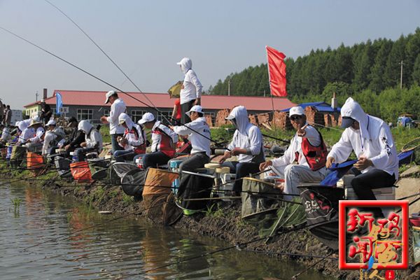 图为:钓友们在挥竿竞技