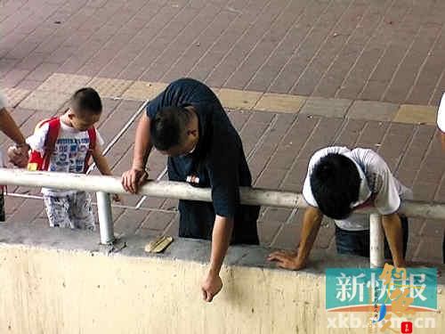 广州东濠涌有人钓鱼惹争议！ 1