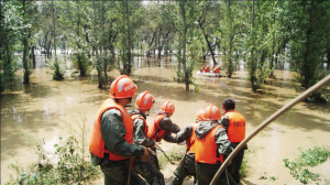 两男子起早去钓鱼被洪水围困,消防出动橡皮艇成功解救 图