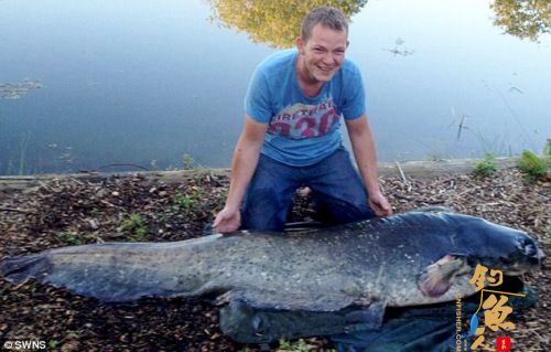 英国厨师詹姆斯·斯钓上最大淡水鱼