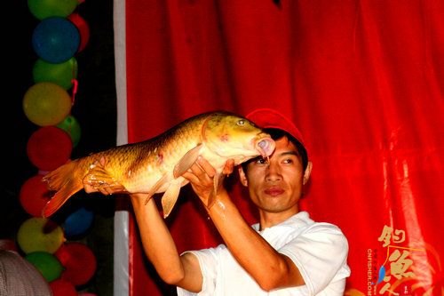 工作人员展示“钓王”钓起的9.5斤鲤鱼