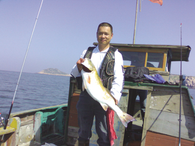 海钓人：南剑勇钓上9.5公斤“鲈鱼王”