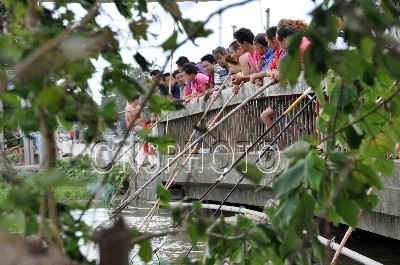 台风带来大雨量 浙江钓鱼爱好者迎来好时机 图
