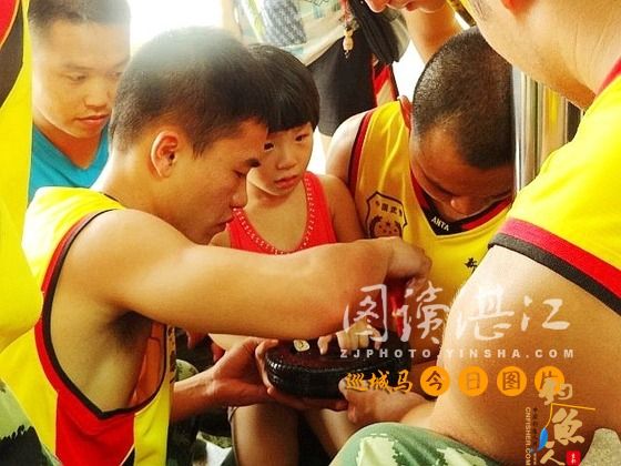 女孩被钓鱼玩具“咬”手，消防机智解救 图