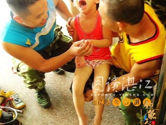 女孩被钓鱼玩具“咬”手，消防机智解救 图