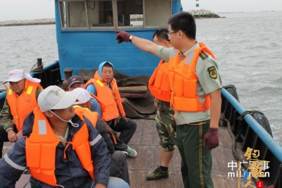 8月21日，唐山市港兴边防派出所民警正在帮助获救的垂钓爱好者穿救生衣