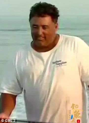 美国渔民钓上2米长鲨鱼 拍照后放归 图