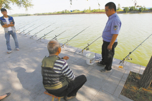石家庄太平河管理处工作人员劝说制止 图