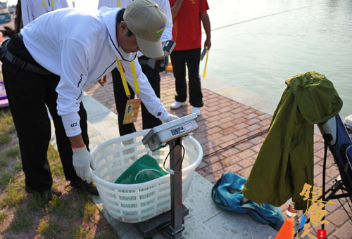 第七届全国农运会钓鱼比赛开赛 河南选手暂居前茅 图