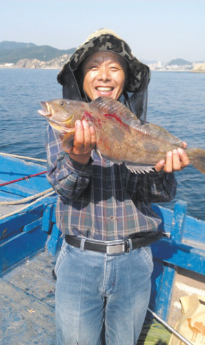 钓到这么大的黄鱼，李先生特别高兴 市民老虎牙钓上4.1斤重大黄鱼 近海区钓到实属罕见