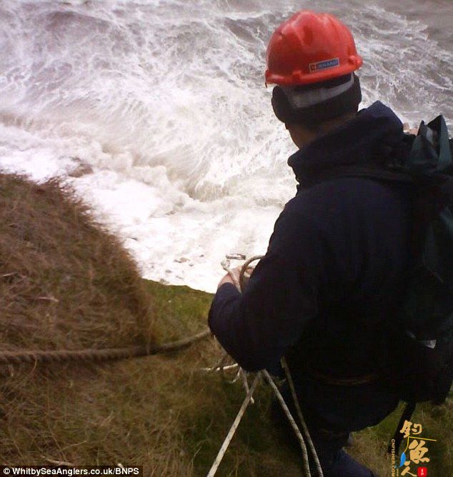 英一些极限垂钓爱好者冒着强风滑下百米悬崖享受极限垂钓 图