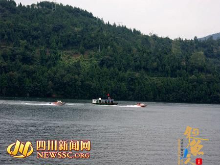 四川 南充 升中湖 远眺 美景 游客乘艇(船)踏波湖面好不惬意