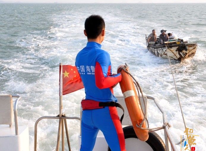 厦门游客海钓遇险 海警官兵紧急救助平安 0930厦门海警紧急救助三名遇险人员