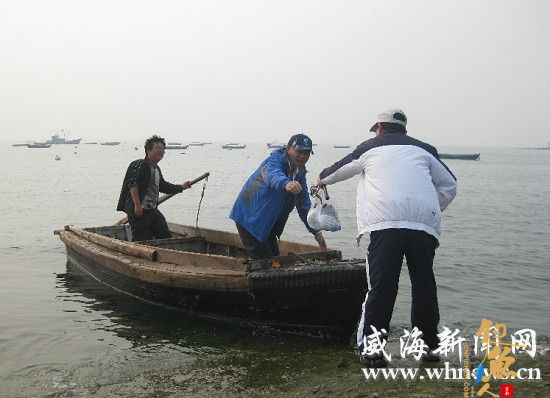 外地游客青睐租船垂钓 山东威海大小渔船齐“淘金” 图