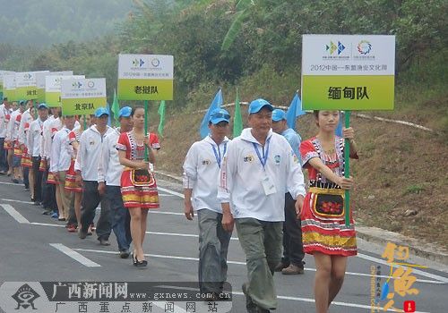 2012年中国-东盟钓鱼大赛开幕式钓鱼选手入场。广西新闻网记者