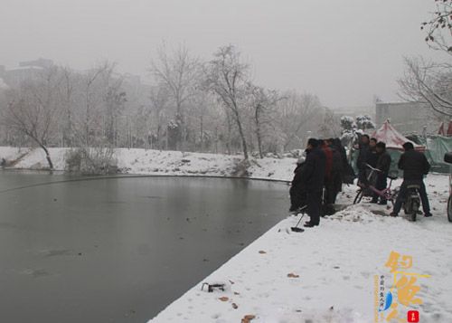 砸冰钓鱼喽！菏泽雪后青年湖垂钓乐趣多