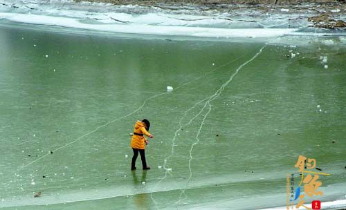 洛阳洛河冰面变成游乐场 垂钓、滑冰者危机四伏 tu 图
