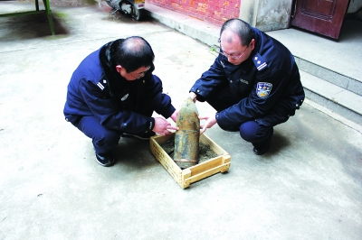武汉一渔民在长江捞起一枚重约40多公斤炮弹 图片