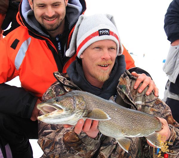 加拿大冰钓锦标赛赛况 展示钓到的大鱼