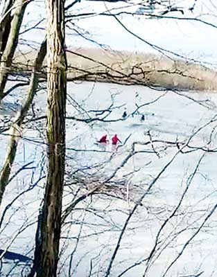 三华裔钓鱼人在纽约钓鱼被困冰面 警方出动直升机营救 图