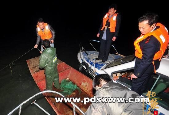 一男子趁天黑违规捕鱼 没想被抓个正着图