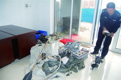 鱼苗刚投下“电鱼贼”就来了 tu图