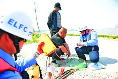 上海市五起违法捕鱼案首次进入刑事追究程序 组图 两名男子在黄浦江非法