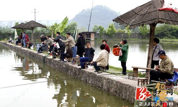 张家界电业局第九届老年人钓鱼比赛活动剪影 4ps 垂钓现场