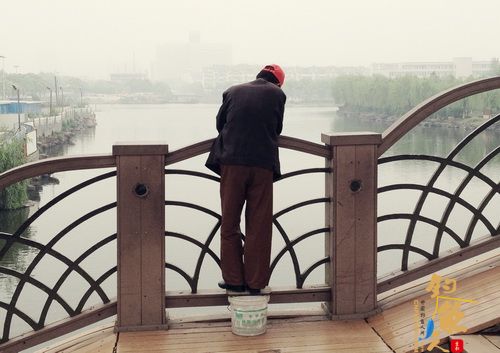 萧山南江桥上的钓鱼人 图