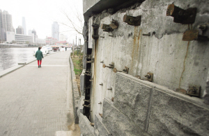 墙砖脱落 木板缺失 海河沿岸设施“伤痕累累” 图