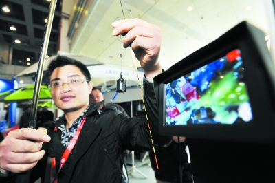 鱼饵分味道 钓鱼竿装摄像头 武汉钓具展蛮多“尖板眼” 组图