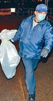 香港一钓鱼人，钓鱼钓到婴儿腐尸 报纸包裹赤裸无脐带 图