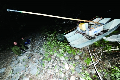 门头沟落坡岭水库 记者夜探非法捕捞 冒险电鱼 现场图