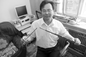 男子水库钓鱼“钓”出落水者 鱼竿折断救人成功  手掌被勒得鲜血直流