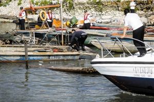 深圳湾海域查非法捕捞,扣渔船80艘被抢走40艘