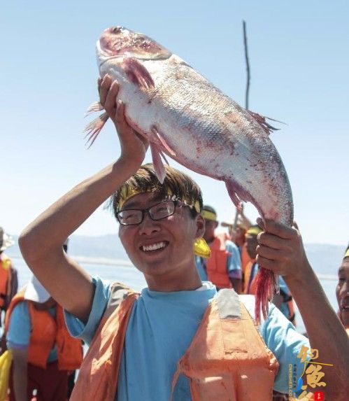 中国最大内陆淡水湖开湖捕鱼 渔民高高举起捕到的一条大鱼
