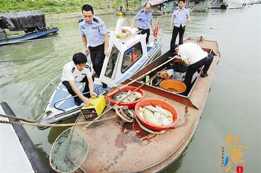 武汉查获首例快艇盗捕鱼案 两名捕鱼者掉的大 图